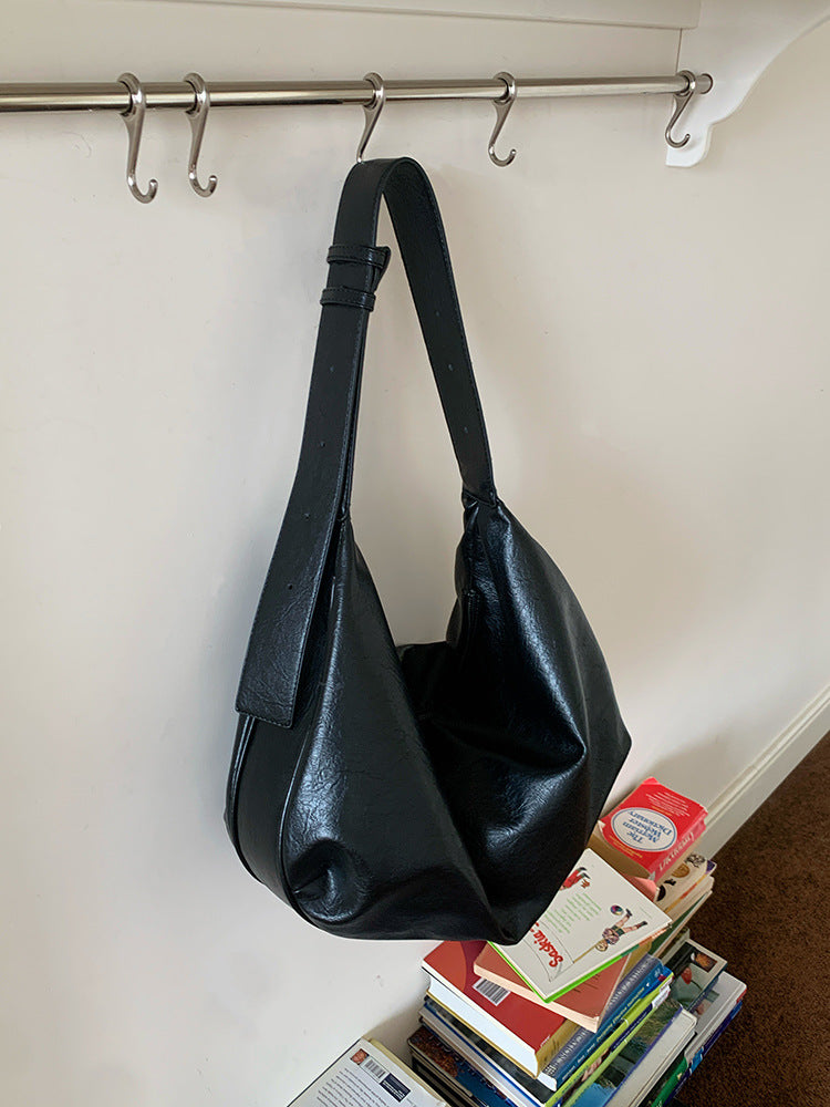 Soft leather large capacity black dumpling bag women 2025 new retro commuter casual one shoulder messenger tote bag