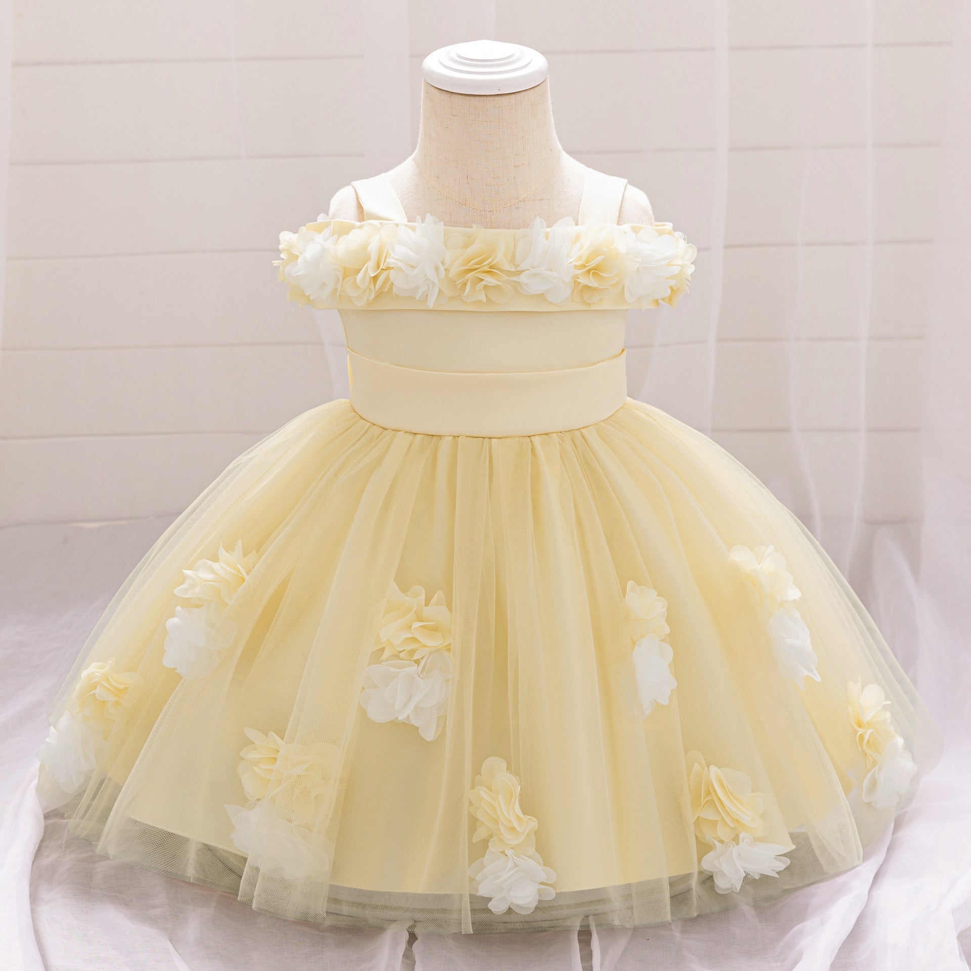 New one-year-old baby princess dress infant three-dimensional flower one-word shoulder mesh dress baby girl performance dress