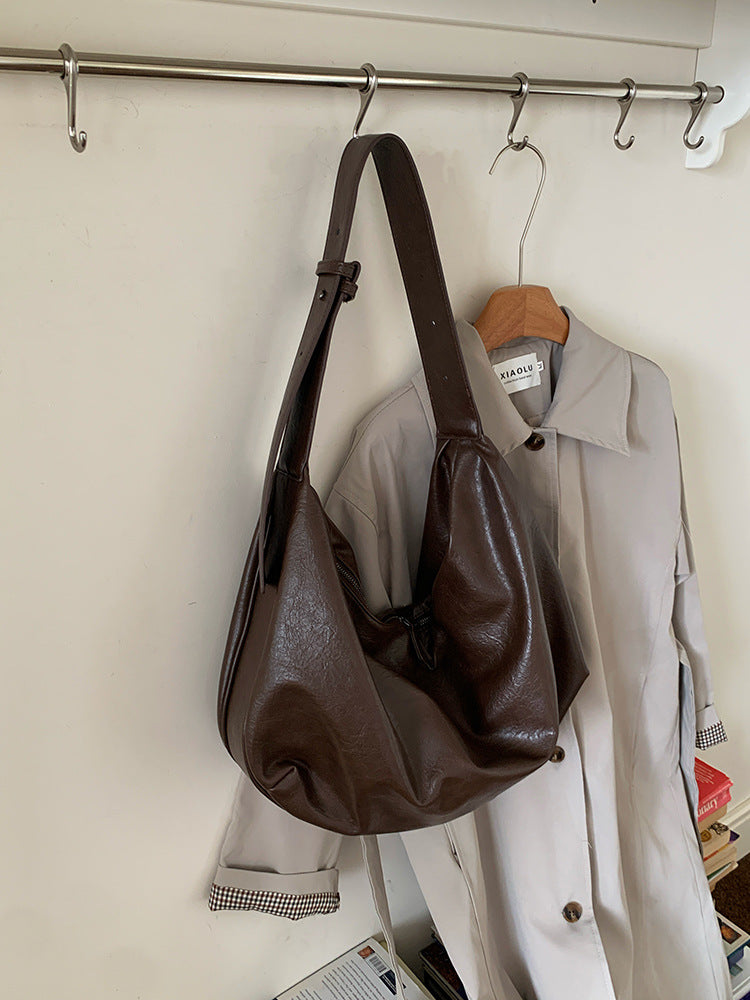 Soft leather large capacity black dumpling bag women 2025 new retro commuter casual one shoulder messenger tote bag