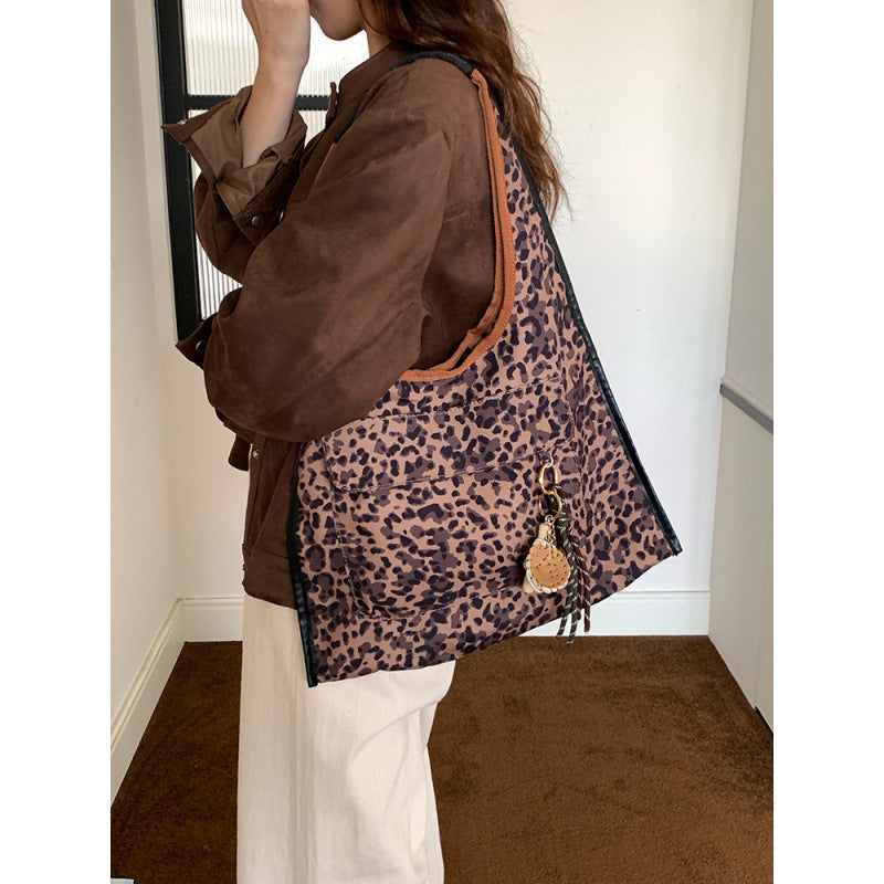 2025 new leopard print lazy wind canvas bag women's large-capacity commuting shoulder handbag casual versatile tote bag