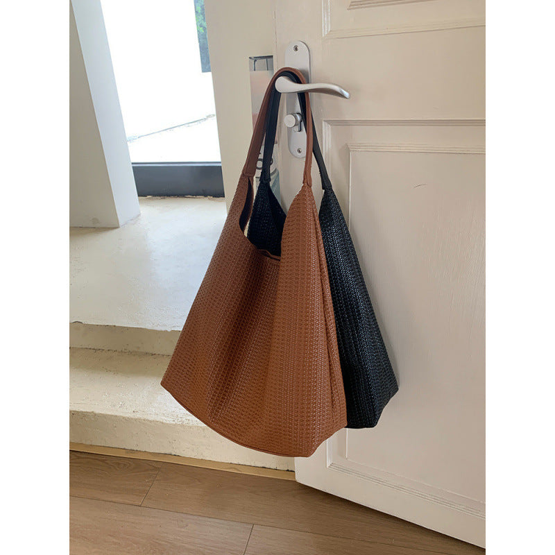 Large-capacity bag women's 2025 autumn and winter new simple casual soft leather shoulder underarm bag retro commuter mother and child bag