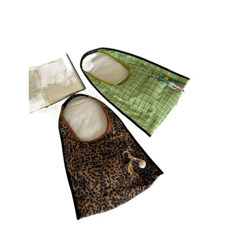 2025 new leopard print lazy wind canvas bag women's large-capacity commuting shoulder handbag casual versatile tote bag