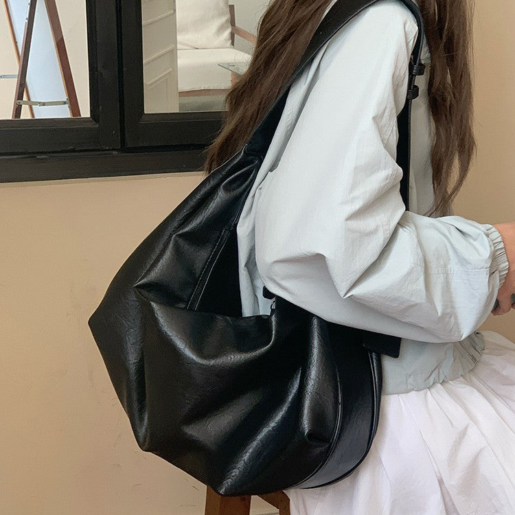 Soft leather large capacity black dumpling bag women 2025 new retro commuter casual one shoulder messenger tote bag