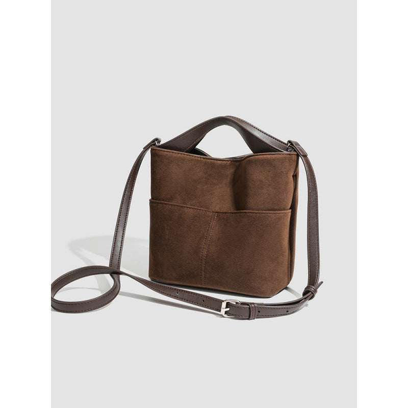 Retro flannel large-capacity bucket commuter shoulder underarm tote bag women's 2025 new public design messenger bag bag