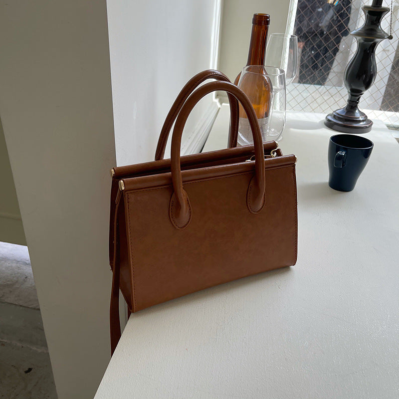 Retro Oil Wax Leather Shoulder Bag – Stylish & Versatile