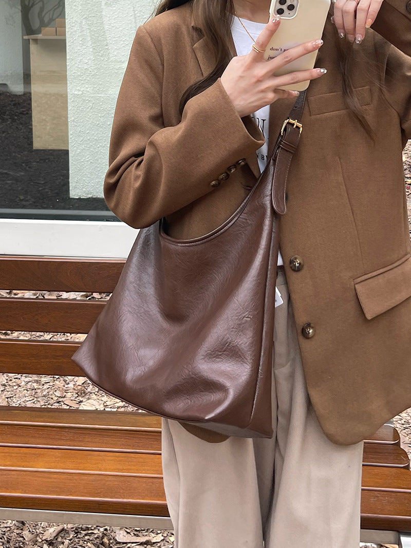 Retro Soft Leather Shoulder Bag – Spacious & Versatile
