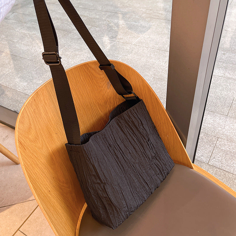 2025 new Korean college style light and simple large-capacity pleated fashion canvas commuter single shoulder oblique span women's bag
