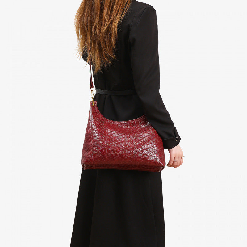 Large-capacity commuter women's bags, woven new tote bags, autumn and winter high-end sense niche retro messenger single shoulder armpit bags