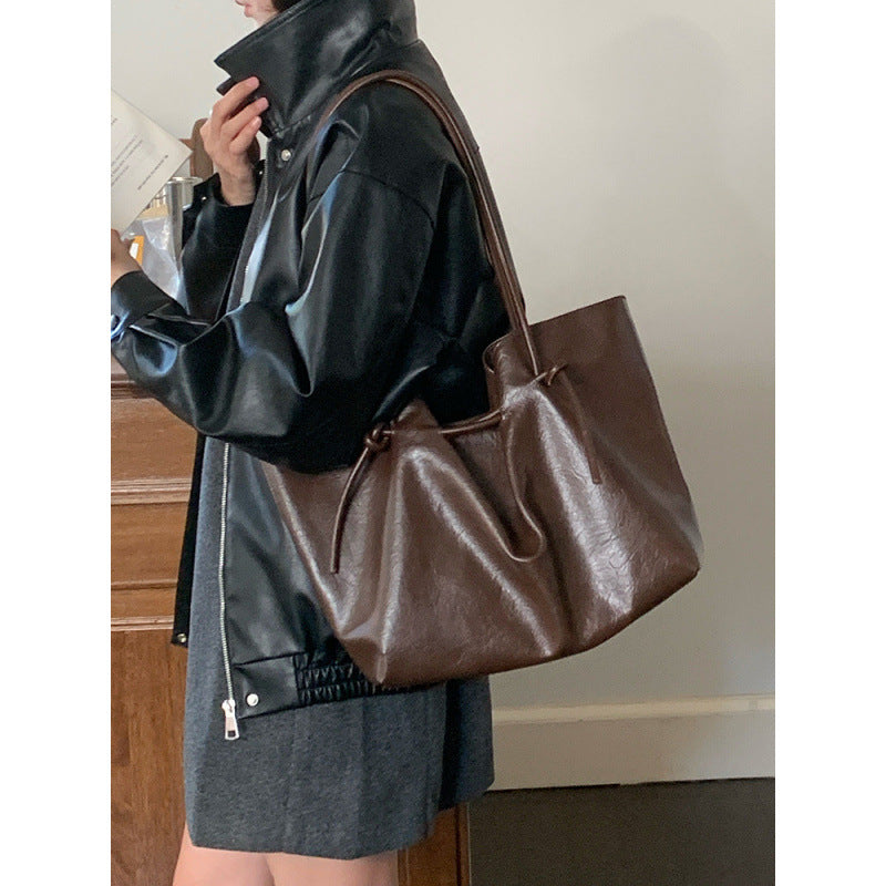Autumn and winter retro coffee strap tote bag women 2025 simple large capacity commuter shoulder bag fashion handbag