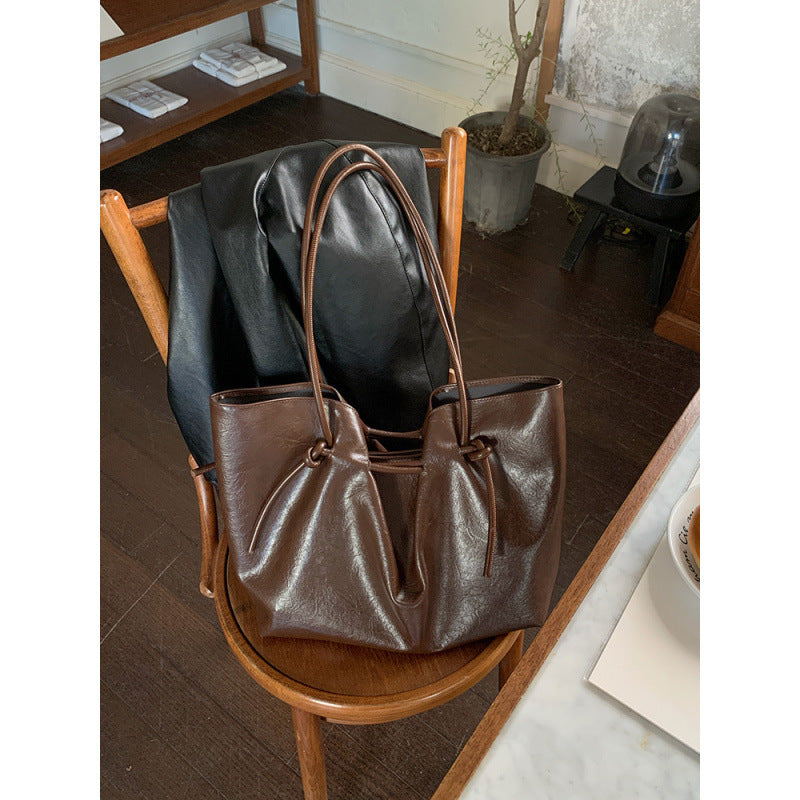 Autumn and winter retro coffee strap tote bag women 2025 simple large capacity commuter shoulder bag fashion handbag