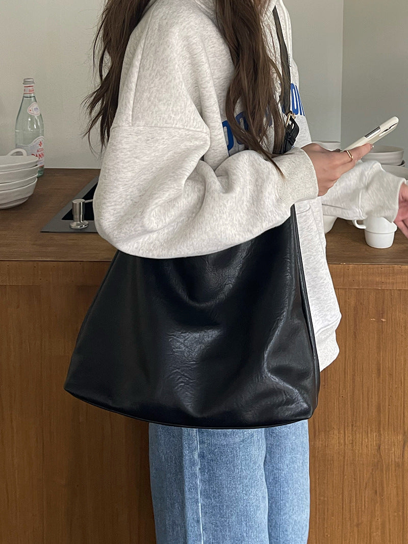Retro Soft Leather Shoulder Bag – Spacious & Versatile