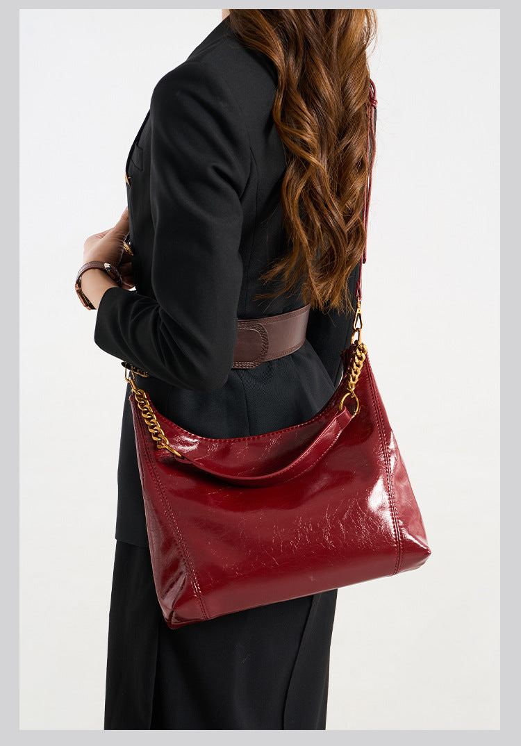 Retro oil wax pitot bag women's 2025 new super fire high sense light luxury large capacity underarm messenger bag bag