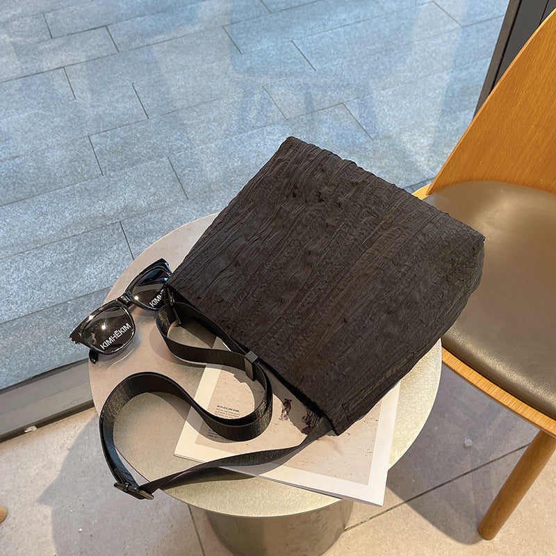 2025 new Korean college style light and simple large-capacity pleated fashion canvas commuter single shoulder oblique span women's bag