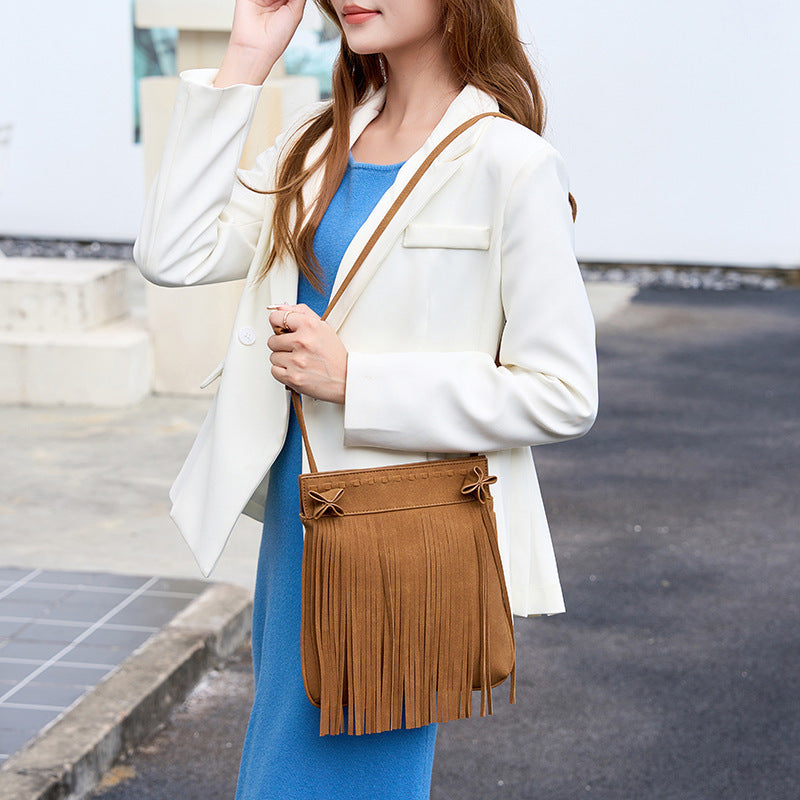 2025 autumn new retro lightweight matte fringed bag niche fashion versatile magnetic buckle women's shoulder messenger bag