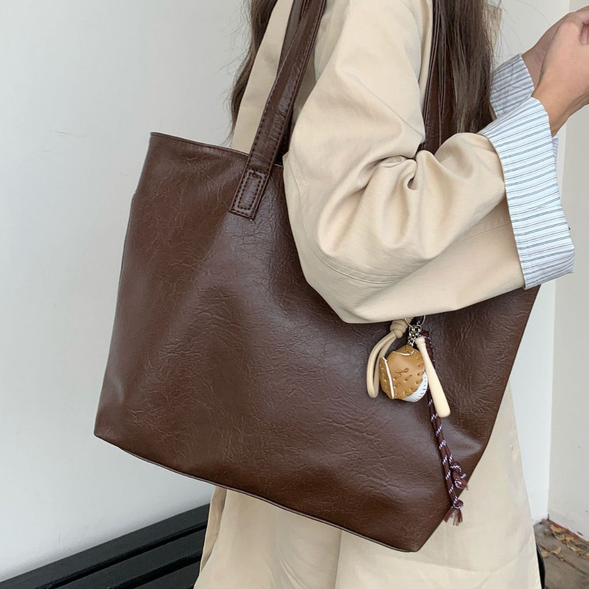 Casual shoulder bag women's 2024 new work and class commuting soft leather bag large capacity simple tote big bag