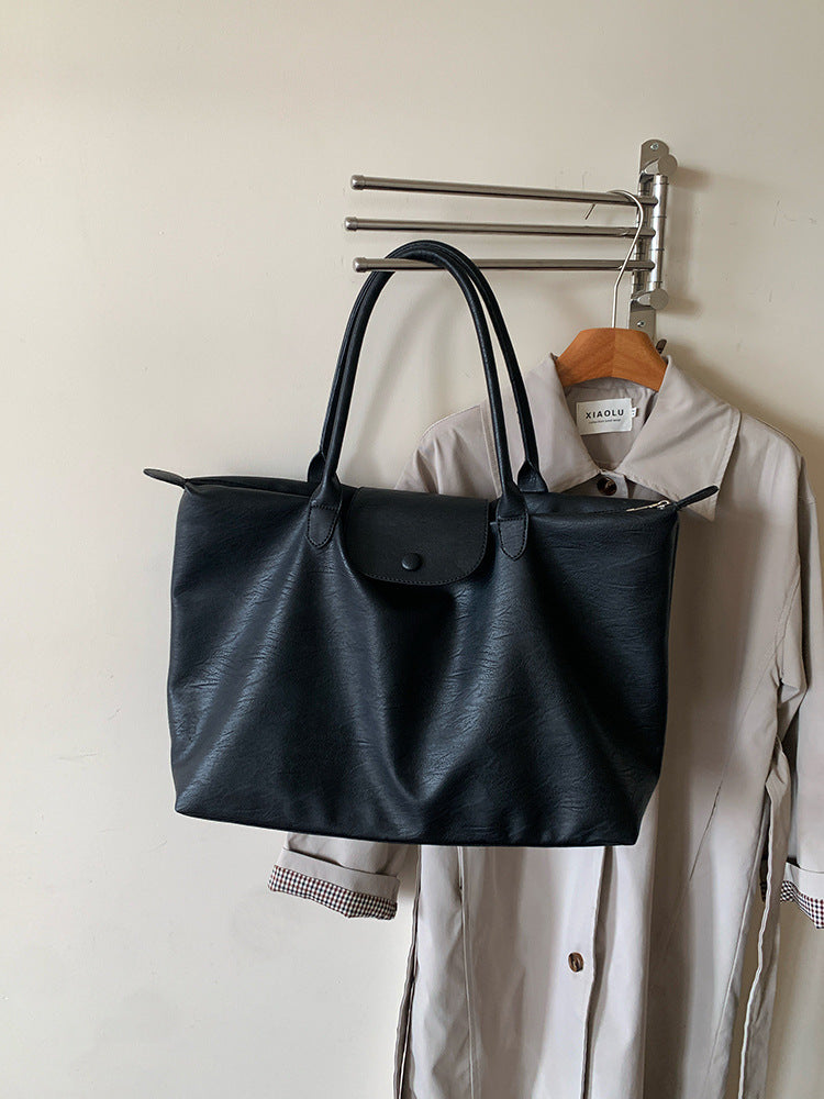 Large-capacity commuter tote bag, black hand-held short-haul travel bag, light business trip, waterproof, portable luggage bag, female.