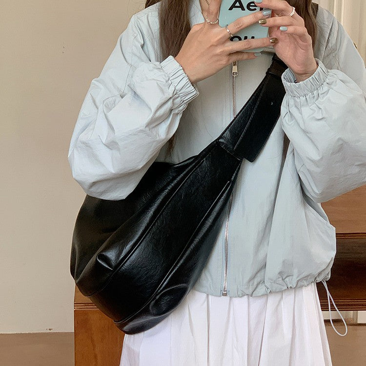 Soft leather large capacity black dumpling bag women 2025 new retro commuter casual one shoulder messenger tote bag